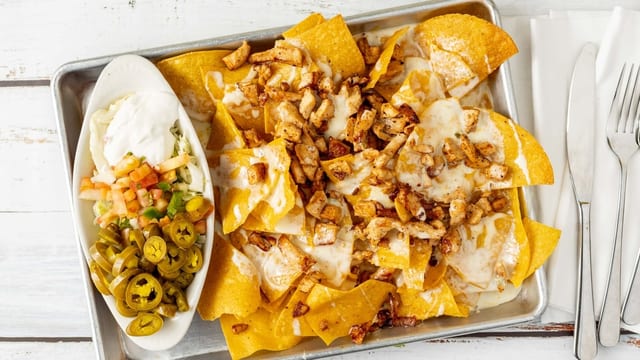 De Pollo / Chicken Nachos.